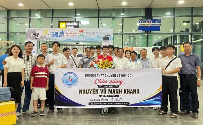  Nguyễn Vũ Mạnh Khang trở về trong sự chào đón nồng nhiệt. Ảnh: Hồ Điểm 