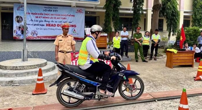  Phòng Cảnh sát giao thông phối hợp cùng công an cơ sở tăng cường tuyên truyền, hướng dẫn kỹ năng tham gia giao thông an toàn cho các nhóm có nguy cơ cao. Ảnh: N.L 