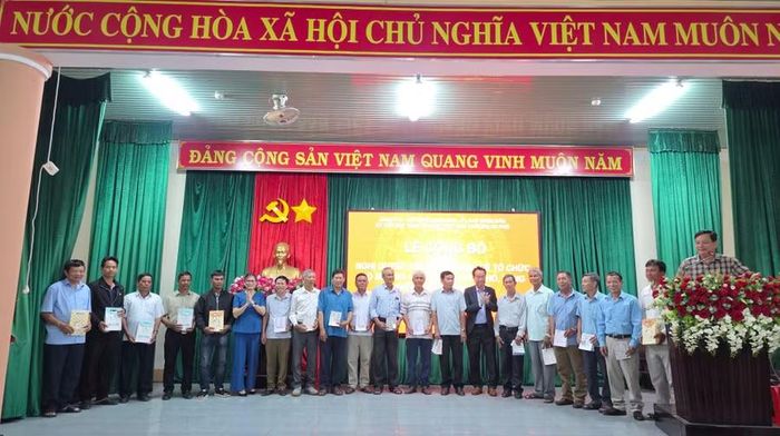 Lãnh đạo phường An Phú đã trao quà tri ân các đồng chí bí thư chi bộ, tổ trưởng, thôn trưởng và Trưởng ban Công tác Mặt trận thôi tham gia công tác sau sắp xếp.