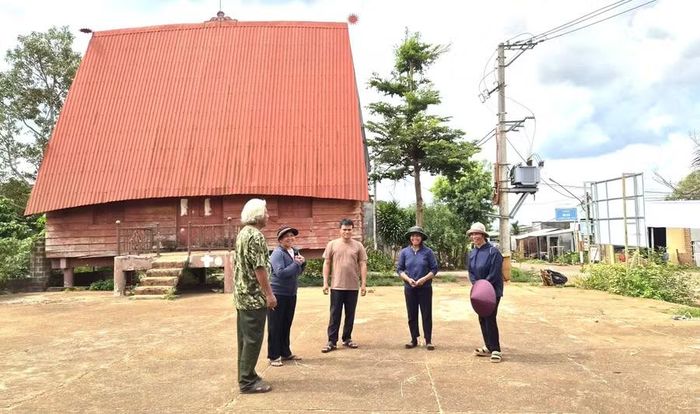 Cán bộ thôn Piơm (xã Đak Đoa) tích cực tuyên truyền, vận động người dân đồng thuận với phương án sáp nhập thôn. Ảnh: Ngọc Ánh 
