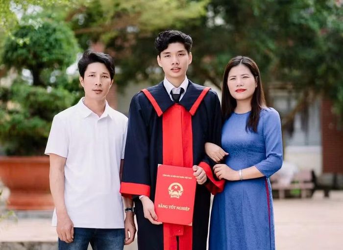 Thủ khoa khối B00 của tỉnh Gia Lai Lê Thanh Hùng (lớp 12B1, Trường THPT Lê Quý Đôn) chụp hình cùng gia đình trong lễ tốt nghiệp tại trường. Ảnh: NVCC