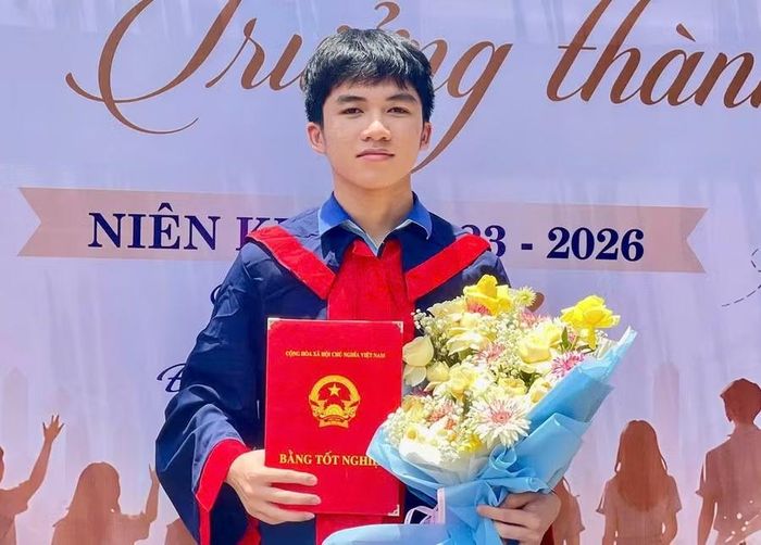 Thủ khoa Võ Đăng Tuệ - lớp 12A2, Trường THPT Chi Lăng (phường Hội Phú) chinh phục điểm số ấn tượng 37,5 điểm. Ảnh: NVCC