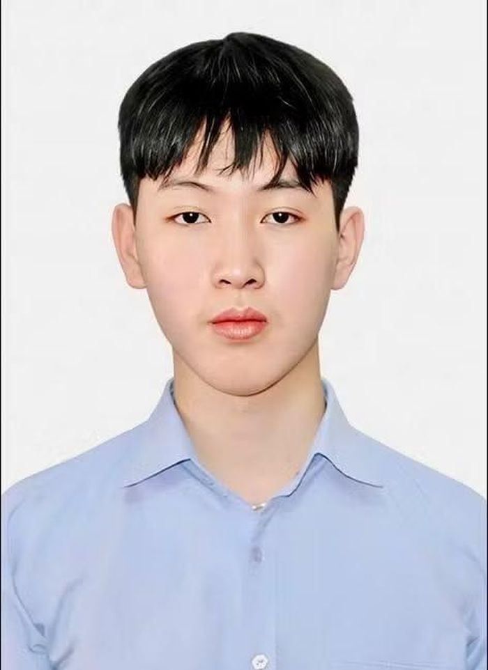 Em Hồ Xuân Nguyên - lớp 12C3A, Trường THPT chuyên Hùng Vương (phường Diên Hồng) trở thành thủ khoa khối A00 của tỉnh với 29,5 điểm. Ảnh: NVCC