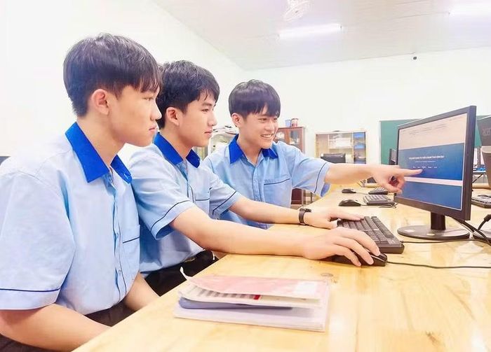 Em Võ Đăng Tuệ (ở giữa), lớp 12A2, Trường THPT Chi Lăng (phường Hội Phú) ấp ủ giấc mơ trở thành một kỹ sư trí tuệ nhân tạo. Ảnh: Trần Dung