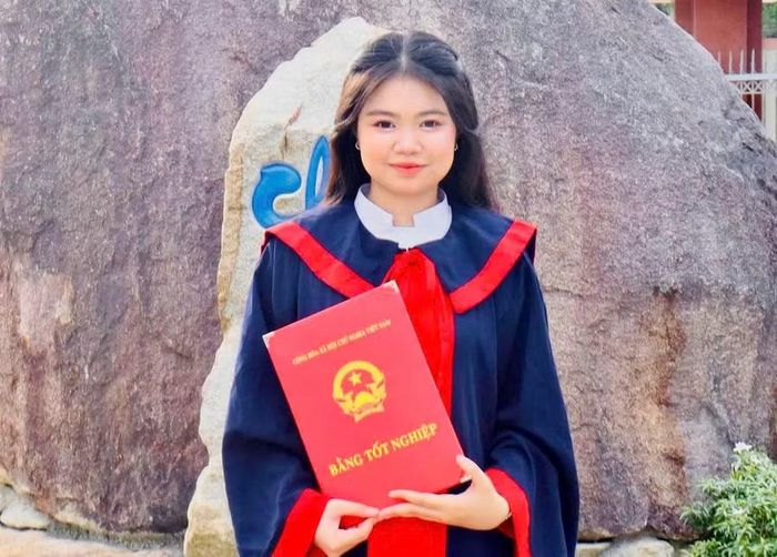 Em Nguyễn Thị Thúy Ngân - lớp 12 chuyên Toán, Trường THPT chuyên Chu Văn An (phường Bồng Sơn) cho rằng phương pháp học tập phù hợp là yếu tố quan trọng để đạt thành tích cao tại Kỳ thi tốt nghiệp THPT năm 2026. Ảnh: NVCC