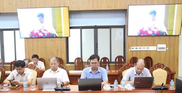  Đại diện lãnh đạo các sở, ngành của tỉnh dự hội nghị tại điểm cầu UBND tỉnh. Ảnh: Trọng Lợi 
