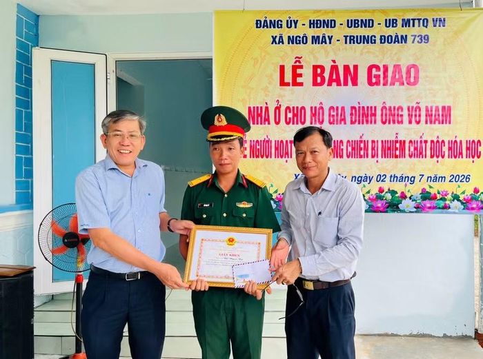  Lãnh đạo xã Ngô Mây trao giấy khen cho lực lượng tham gia hỗ trợ gia đình chính sách trên địa bàn xây dựng, sửa chữa nhà ở. Ảnh: Quang Trung 