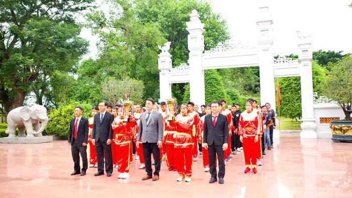Lễ dâng hương và rước cúp được tổ chức trang trọng nhằm tưởng nhớ công ơn của vua Quang Trung - người được coi là Tổ võ cổ truyền Bình Định. Ảnh: H.V