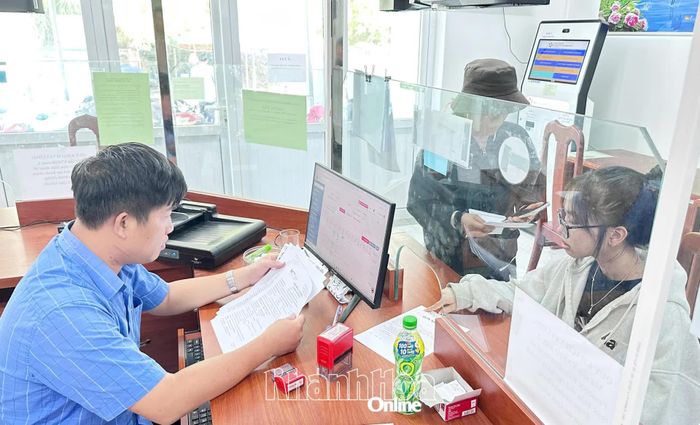 Người dân thực hiện thủ tục hành chính tại Trung tâm Phục vụ hành chính công xã Phước Hữu.