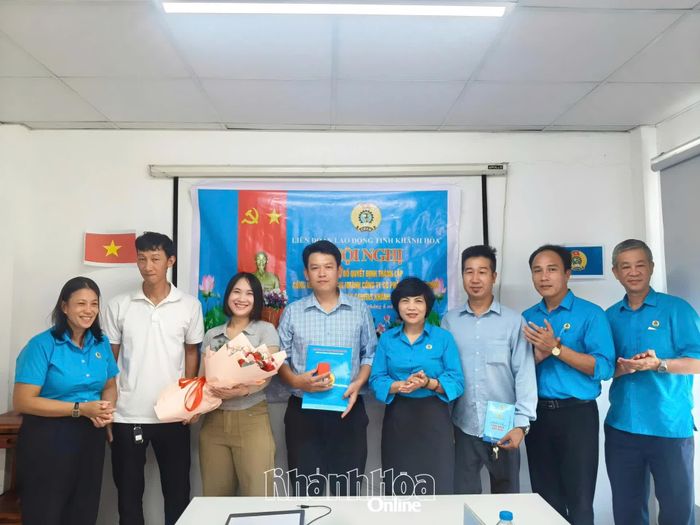Lãnh đạo Liên đoàn Lao động tỉnh trao quyết định thành lập Công đoàn cơ sở Công ty Cổ phần Caritas Fruits - Nhà máy Caritas Khánh Hòa.