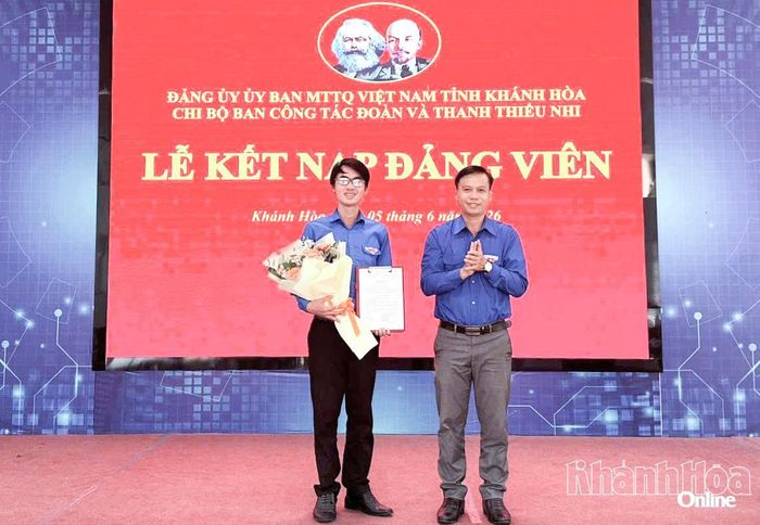 Lễ kết nạp đảng viên mới tại Chi bộ Ban công tác đoàn và thanh thiếu nhi (Đảng bộ Ủy ban MTTQ Việt Nam tỉnh).