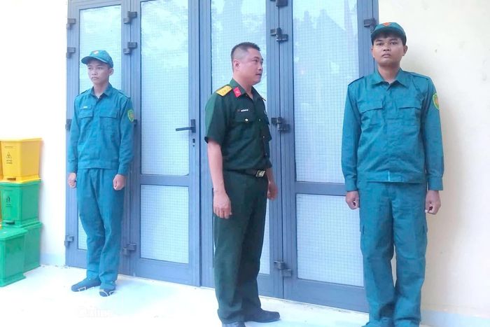 Cán bộ, chiến sĩ lực lượng vũ trang xã Khánh Vĩnh trực canh bảo đảm an toàn mẫu hài cốt liệt sĩ trong thời gian lưu giữ tạm thời tại địa phương.