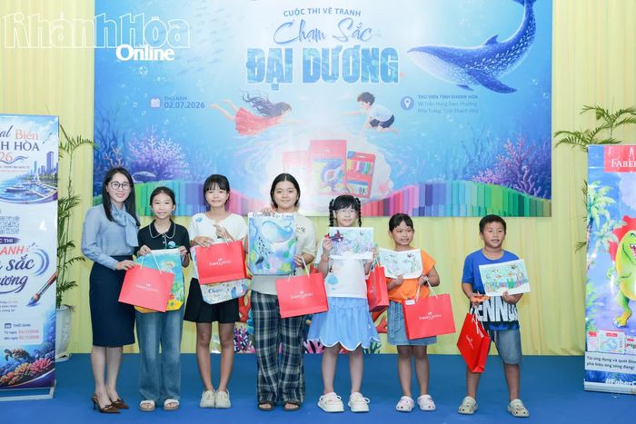 Đại diện ban giám khảo cuộc thi trao giải ba cho các thí sinh.