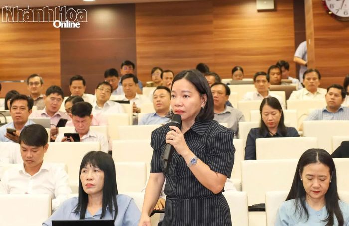 Bà Thái Thị Lệ Hằng - Giám đốc Sở Văn hóa, Thể thao và Du lịch phát biểu ý kiến về lĩnh vực du lịch.