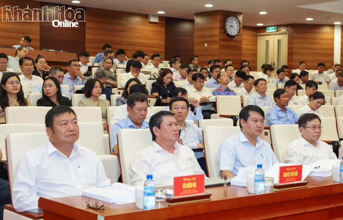 Các đồng chí Ủy viên Ban Thường vụ Tỉnh ủy dự hội nghị.