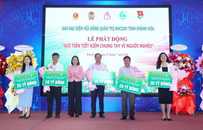 Thường trực Ủy ban MTTQ Việt Nam tỉnh trao bảng chỉ tiêu huy động vốn cho 4 tổ chức chính trị - xã hội.