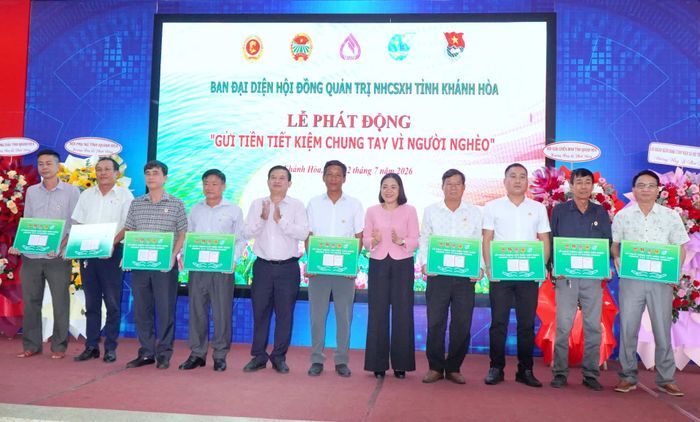 Thường trực Ủy ban MTTQ Việt Nam tỉnh trao bảng biểu trưng mở sổ tiết kiệm cho các tổ chức, cá nhân