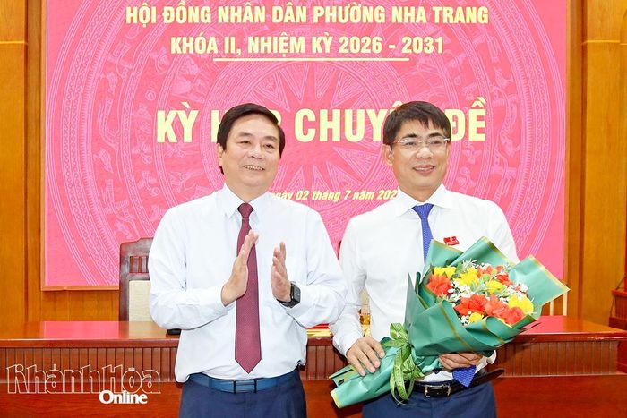 Đồng chí Lữ Thanh Hải tặng hoa chúc mừng ông Trần Xuân Tây được bầu giữ chức vụ Chủ tịch HĐND phường.