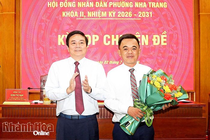 Đồng chí Lữ Thanh Hải tặng hoa chúc mừng ông Nguyễn Thanh Sơn được bầu giữ chức vụ Chủ tịch UBND phường.