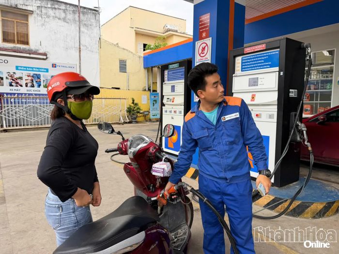 Người dân đổ xăng tại cây xăng dầu phường Bảo An.