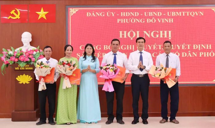 Lãnh đạo Đảng ủy phường Đô Vinh trao các quyết định thành lập 4 chi bộ tổ dân phố mới.