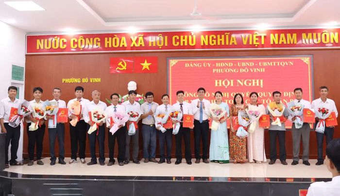 Lãnh đạo phường Đô Vinh trao các quyết định chỉ định tổ trưởng tổ dân phố.