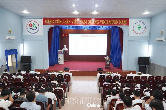 Chuyên gia báo cáo đề tài khoa học tại hội thảo.