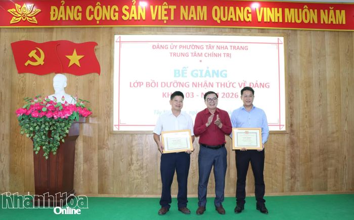 Lãnh đạo Trung tâm Chính trị Nha Trang trao giấy khen cho 2 học viên tiêu biểu.