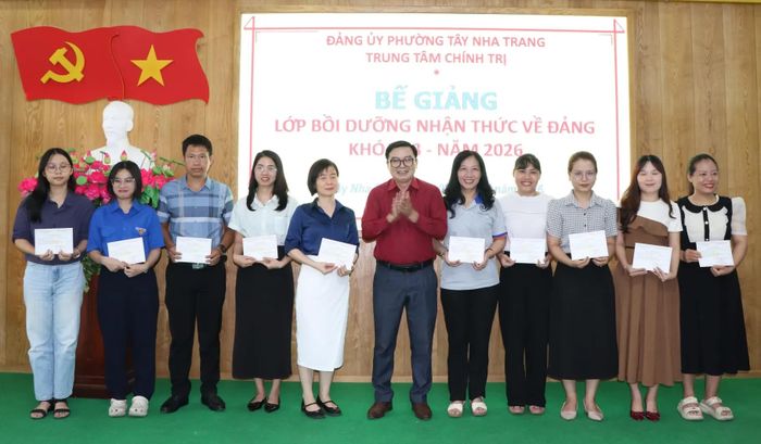 Lãnh đạo Trung tâm Chính trị Nha Trang trao giấy chứng nhận cho các học viên.