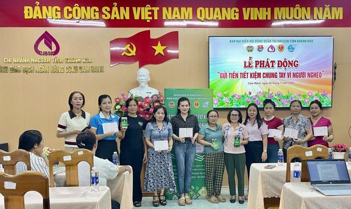 Cán bộ, hội viên Hội Liên hiệp Phụ nữ phường Cam Ranh gửi tiết kiệm tại lễ phát động.