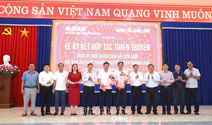 Bí thư Đảng ủy xã Cam Lâm Trần Văn Châu tặng hoa chúc mừng sự hợp tác của hai đơn vị.