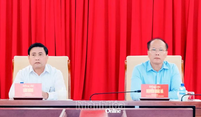 Các đồng chí: Lâm Đông, Nguyễn Khắc Hà chủ trì hội nghị.