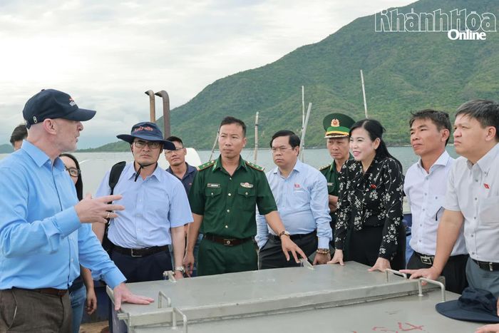 Đồng chí Nguyễn Thanh Hải cùng các thành viên đoàn công tác tham quan tại khu vực nuôi biển công nghệ cao của Công ty TNHH Thủy sản Australis Việt Nam.
