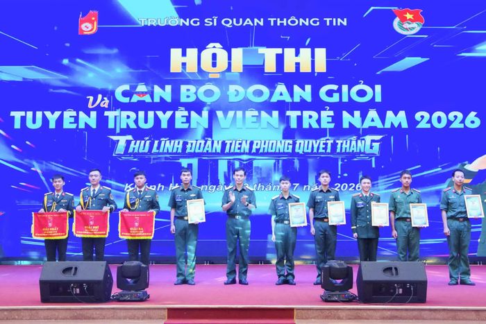 Ban tổ chức trao giải cho các cá nhân, tập thể có thành tích tiêu biểu.