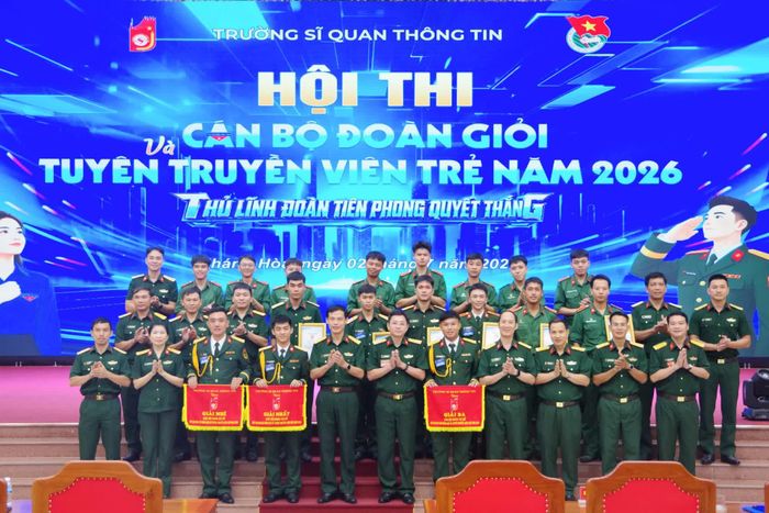 Thủ trưởng nhà trường chụp ảnh lưu niệm với các đội thi.