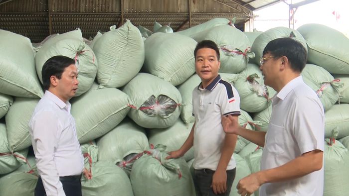 Lãnh đạo xã Mường Khoa bám sát cơ sở, nắm bắt tâm tư, nguyện vọng của nhân dân.