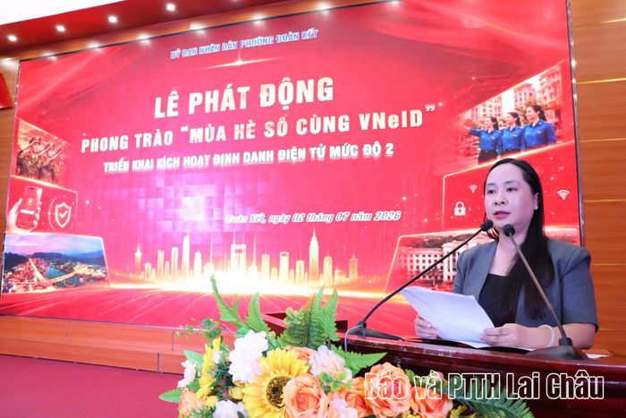 Đồng chí Nguyễn Lệ Thủy – Phó Chủ tịch UBND phường Đoàn Kết phát động buổi lễ.