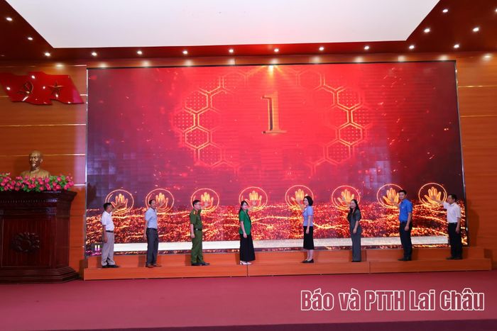 Đại biểu thực hiện nghi thức phát động phong trào.