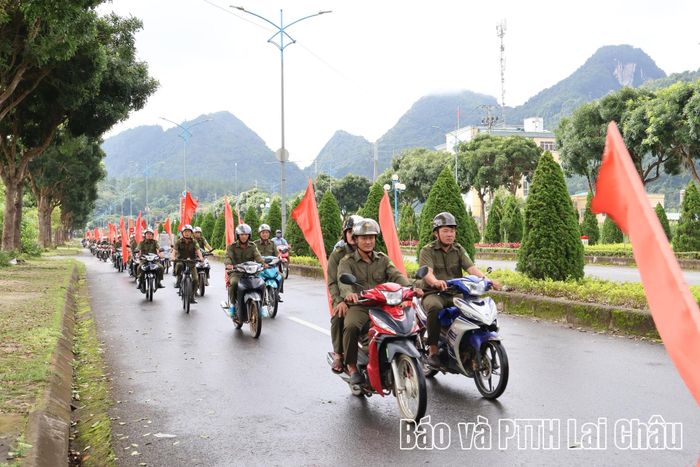 Các lực lượng diễu hành, cổ động tuyên truyền trên các tuyến đường chính và khu dân cư.