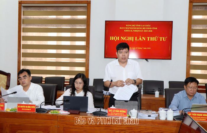 Đồng chí Lò Văn Hương - Giám đốc Sở Nội vụ, Ủy viên Ban Chấp hành, Ban Thường vụ Đảng ủy UBND tỉnh phát biểu tại hội nghị.