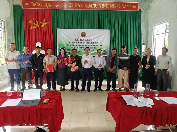 Đại diện HND tỉnh, Đảng ủy, HND xã trao quyết định và tặng hoa chúc mừng Tổ hội.