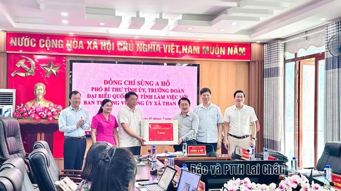 Đồng chí Sùng A Hồ - Phó Bí thư Tỉnh ủy, Trưởng đoàn ĐBQH tặng quà cho xã Than Uyên. 
