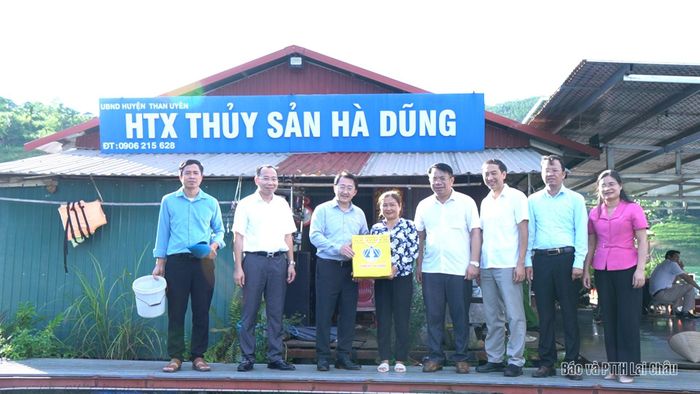 Đồng chí Sùng A Hồ - Phó Bí thư Tỉnh ủy, Trưởng Đoàn ĐBQH cùng đoàn công tác thăm mô hình nuôi cá lồng tại xã Than Uyên.