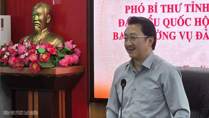 Đồng chí Sùng A Hồ - Phó Bí thư Tỉnh ủy, Trưởng Đoàn ĐBQH tỉnh phát biểu tại buổi làm việc.