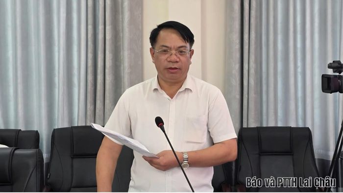 Đồng chí Lò Văn Nhung - Bí thư Đảng ủy xã Than Uyên báo cáo công tác xây dựng Đảng và phát triển kinh tế - xã hội.