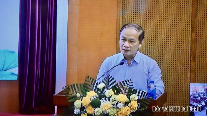 Đồng chí Phạm Tất Thắng - Phó Trưởng ban Thường trực Ban Tuyên giáo và Dân vận Trung ương trình bày công tác tuyên giáo và dân vận 6 tháng đầu năm.