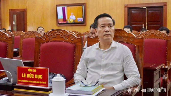 Đồng chí Lê Đức Dục - Trưởng Ban Tuyên giáo và Dân vận Tỉnh ủy chủ trì tại điểm cầu tỉnh.