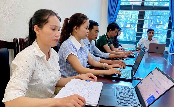 Cán bộ, công chức Phòng Văn hóa - Xã hội xã Than Uyên thực hiện cuộc họp không giấy và xử lý các bản đến - đi trên môi trường điện tử.