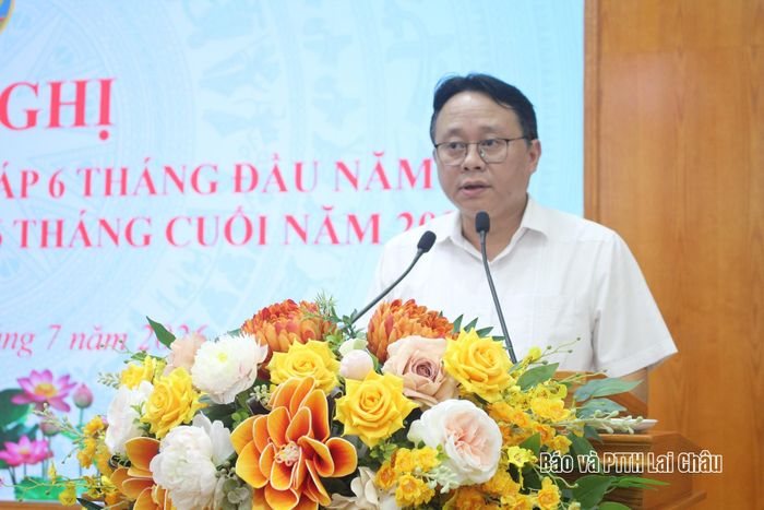 Đồng chí Trần Quốc Khanh - Tỉnh ủy viên, Giám đốc Sở Tư pháp phát biểu tại hội nghị.