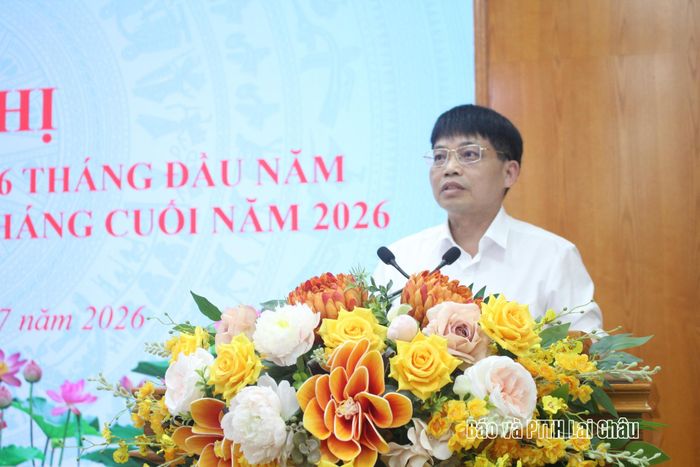 Lãnh đạo Sở Tư pháp trình bày báo cáo tại hội nghị.